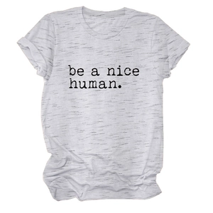 Détail des revers de manches et du slogan noir sur le t-shirt gris chiné