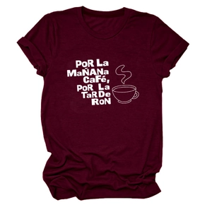 Détail du t-shirt bordeaux avec texte espagnol blanc et motif tasse de café