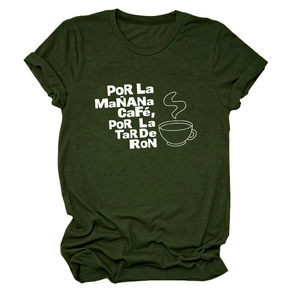 Détail du t-shirt vert armée à col rond avec graphique tasse de café et texte espagnol