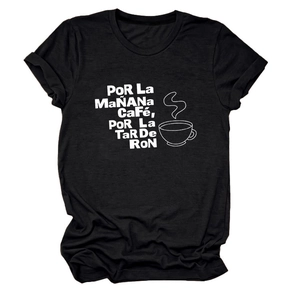 Détails des revers de manches et lettrage café blanc sur un T-shirt en coton noir