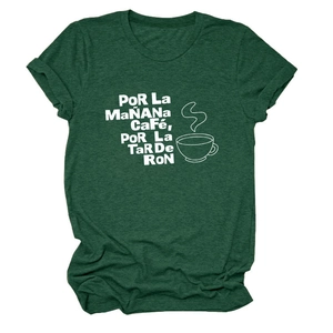 Détail du tissu t-shirt vert foncé et de l'imprimé café blanc PoR La MaÑANa CaFé