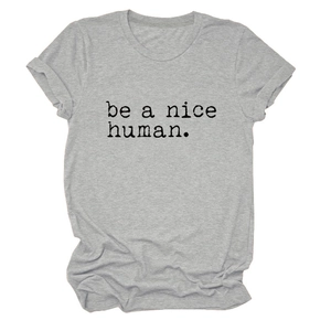 Détail d'un t-shirt gris col rond avec slogan 'be a nice human' et revers de manche