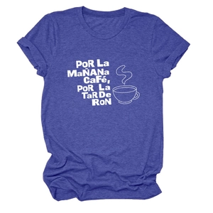 Détail du t-shirt violet avec texte espagnol sur le café et le rhum imprimé