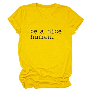 Détail de l'imprimé 'be a nice human' sur un t-shirt jaune en coton à col rond et manches courtes