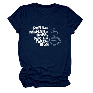 Détail d'un t-shirt en coton bleu marine avec texte espagnol Por La Mañana Café blanc