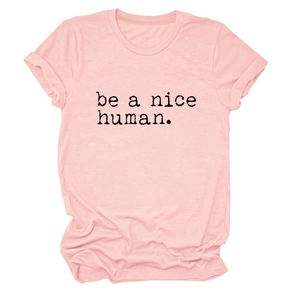 T-shirt en coton rose à plat avec le slogan 'be a nice human' imprimé en noir