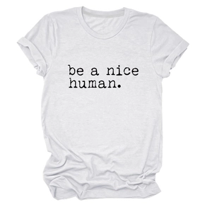 Détail du t-shirt blanc en coton avec texte 'be a nice human' et revers aux manches