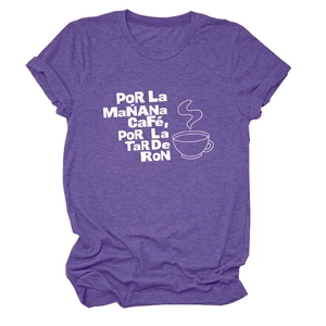 Détail d'un t-shirt violet en coton avec motif blanc Por La Mañana Café et col rond classique
