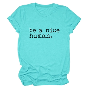 Détail de l'inscription be a nice human sur le t-shirt turquoise à col rond court