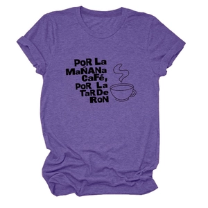 Gros plan sur le tissu violet chiné et le motif graphique de café sur le t-shirt