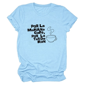 T-shirt bleu clair à col rond avec slogan Por La Mañana Café et motif tasse à café