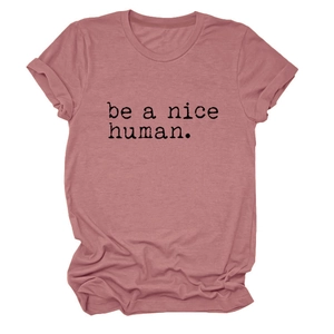 Détail du t-shirt en coton mauve avec texte be a nice human et revers aux manches