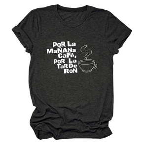 Détail du tissu gris anthracite avec slogan espagnol et icône de café sur ce t-shirt