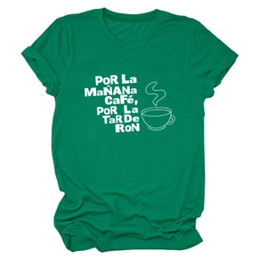 Vue détaillée du t-shirt vert foncé à col rond avec texte espagnol blanc et motif café