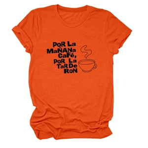 Détail du t-shirt orange avec imprimé graphique noir café et rhum humoristique