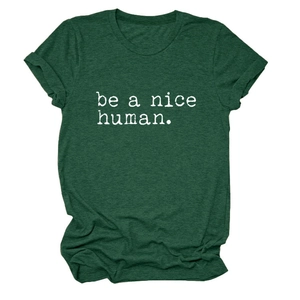 Détail d'un t-shirt vert foncé avec l'inscription imprimée be a nice human