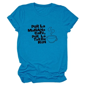 Détail du t-shirt bleu vif en coton avec impression graphique de café espagnol créatif