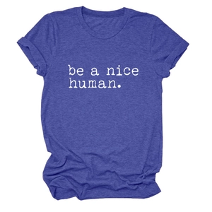 Détail du texte 'be a nice human' sur un t-shirt bleu-violet avec texture mélangée douce