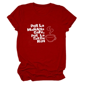 Détail du t-shirt rouge en coton avec lettrage blanc café et rhum sur le devant