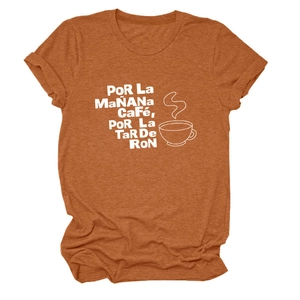 Détail du t-shirt rouge rouille avec imprimé Por La Mañana Café et texture de tissu doux