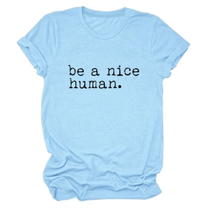 Détail d'un t-shirt en coton bleu clair avec le slogan be a nice human en police de machine