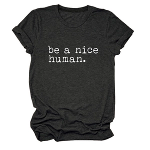 T-shirt femme gris foncé avec texte 'be a nice human' imprimé et manches retroussées