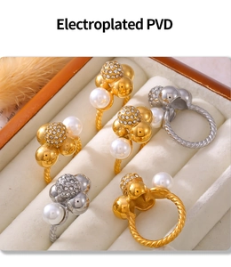 Vista macro del anillo trenzado con perlas blancas y esferas de diamantes brillantes