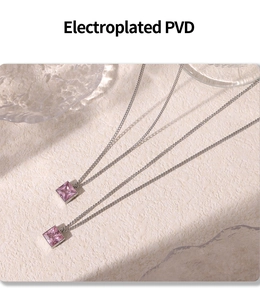 Makroansicht der PVD-beschichteten Silberketten mit quadratischen rosa Zirkon-Anhängern