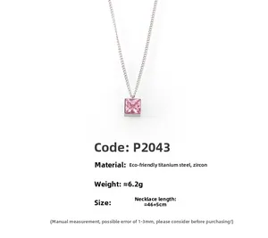 Detailaufnahme von rosa Zirkonia-Anhänger mit Vier-Krallen-Fassung an silberner Kette