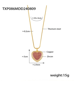 Vue détaillée du collier coeur plaqué or 18k avec zircons et chaîne en acier titane