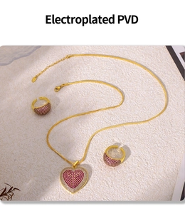 Détail d'une parure coeur plaqué or PVD avec pavé de cristaux rouges et blancs