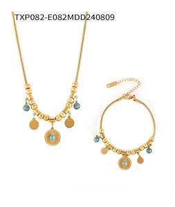 Vue détaillée du collier plaqué or 18k avec pendentif en turquoise et perles dorées