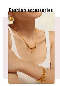 Détail de l'ensemble collier et bracelet plaqué or 18k avec breloques en turquoise