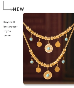 Détail du collier superposé en acier doré avec pendentif turquoise et disque soleil