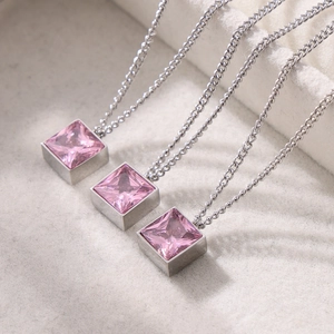 Halskette mit quadratischem rosa Zirkonia-Anhänger aus silberfarbenem Titanstahl-Design