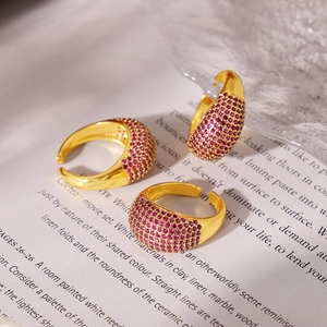 Bague ajustable plaqué or 18k avec pavé de zircons violets au style chic minimaliste