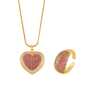Parure collier et bague dorés avec pendentifs cœur sertis de zircons rouges et blancs