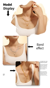 Detalle de collares de doble capa en dorado con colgantes de cuentas y anillos a juego