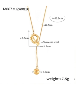 Détail du collier pull en acier inoxydable doré avec fermoir à bascule OT et pendentif boule