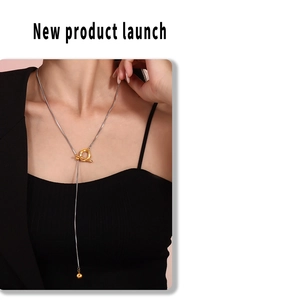 Détail d'un collier chaîne serpent argentée ajustable avec fermoir nœud doré sur mannequin