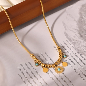 Collier chaîne serpent dorée avec perles turquoise et pendentifs ronds pour femmes