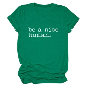Détail du slogan be a nice human imprimé sur un t-shirt vert en coton à col rond