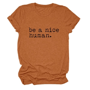 Détail d'un t-shirt caramel avec texte noir 'be a nice human' et manches à revers décontractées