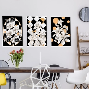 Detail van driedelige moderne bloemenkunstprints in een stijlvolle eetkameromgeving