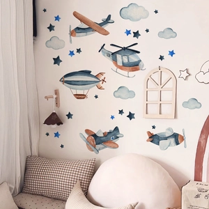 Primer plano de pegatinas de pared de aviones en acuarela para decoración infantil