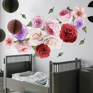 Vinilos decorativos florales con rosas rojas y hojas verdes en pared de dormitorio