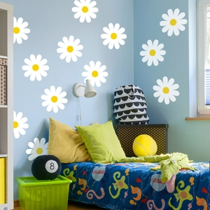 Stickers muraux marguerites blanches minimalistes pour déco sur un mur de chambre bleu