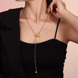 Collier en Y chic bicolore en acier inoxydable avec nœud doré et perle sur modèle