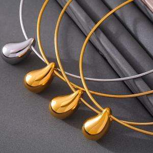 Collier pendentif goutte minimaliste en acier inoxydable doré 18 carats avec maille serpent