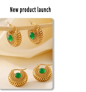 Détail de boucles d'oreilles vintage en or ajouré avec pierres ovales en verre vert
